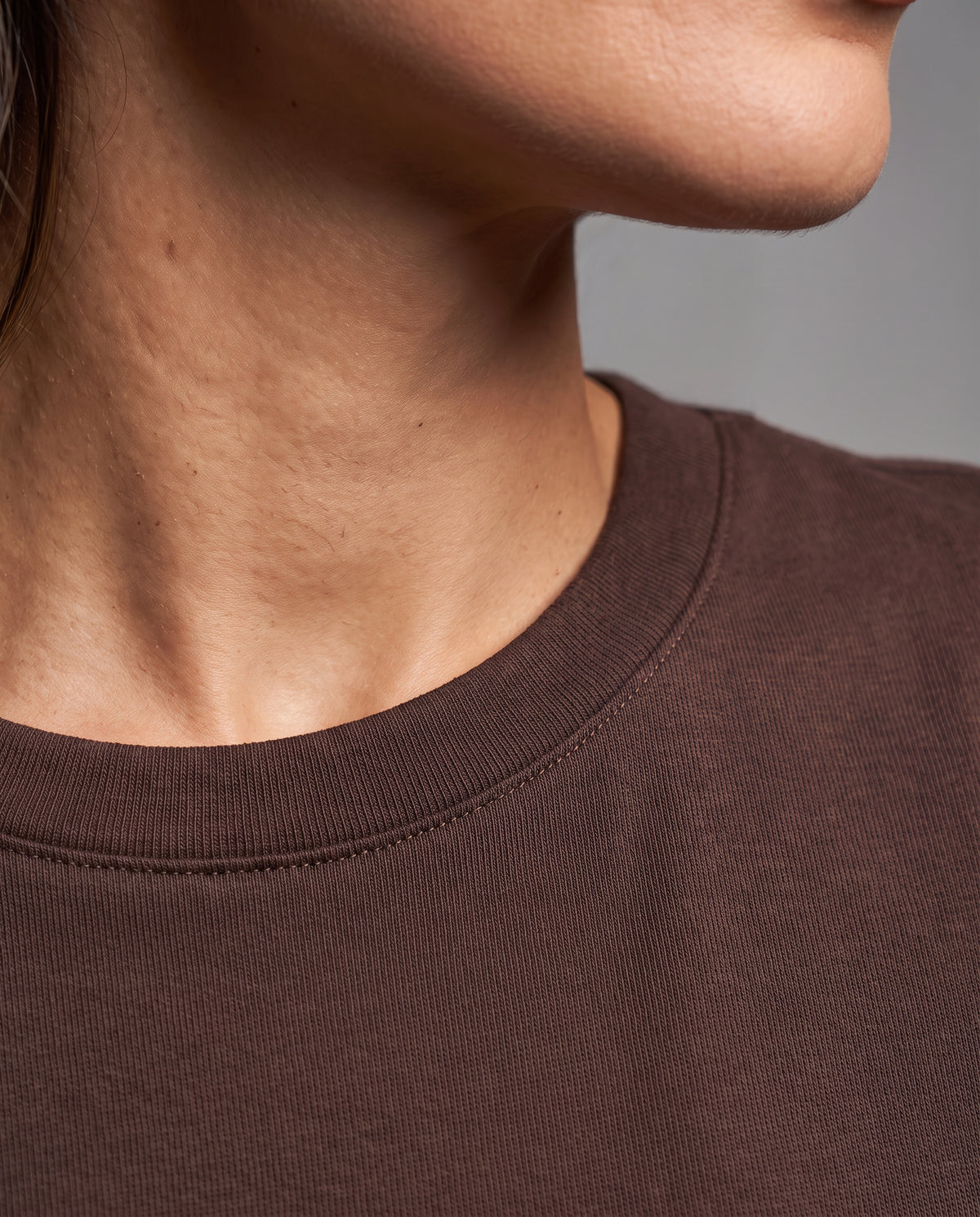 [axio-cor:marrom] Camiseta Básica Essencial Feminina AXIO marrom - detalhe gola