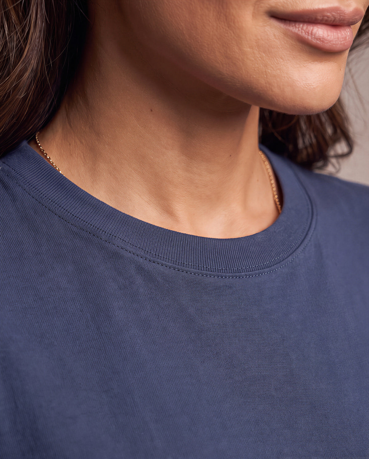 [axio-cor:azul-marinho] Camiseta Básica Essencial Feminina AXIO azul marinho - detalhe gola