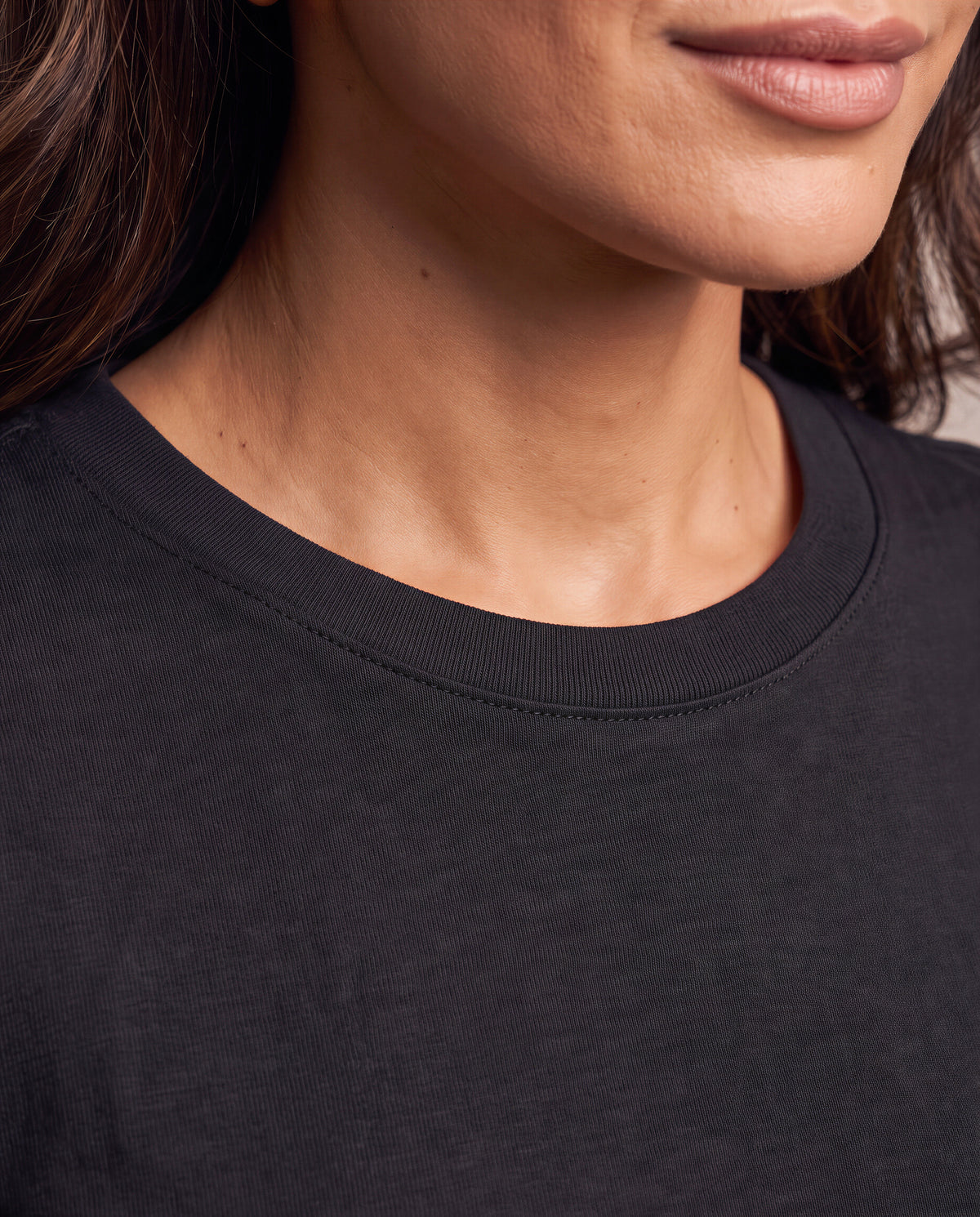 [axio-cor:preto] Camiseta Básica Essencial Feminina AXIO preta - detalhe gola