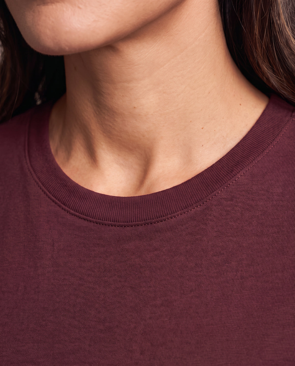 [axio-cor:bordo] Camiseta Básica Essencial Feminina AXIO bordô - detalhe gola