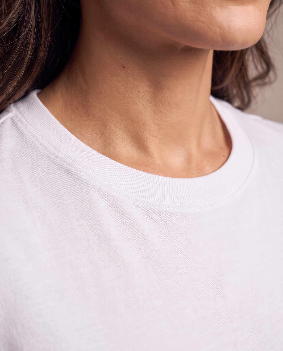 [axio-cor:branco] Camiseta Básica Essencial Feminina AXIO branca - detalhe gola