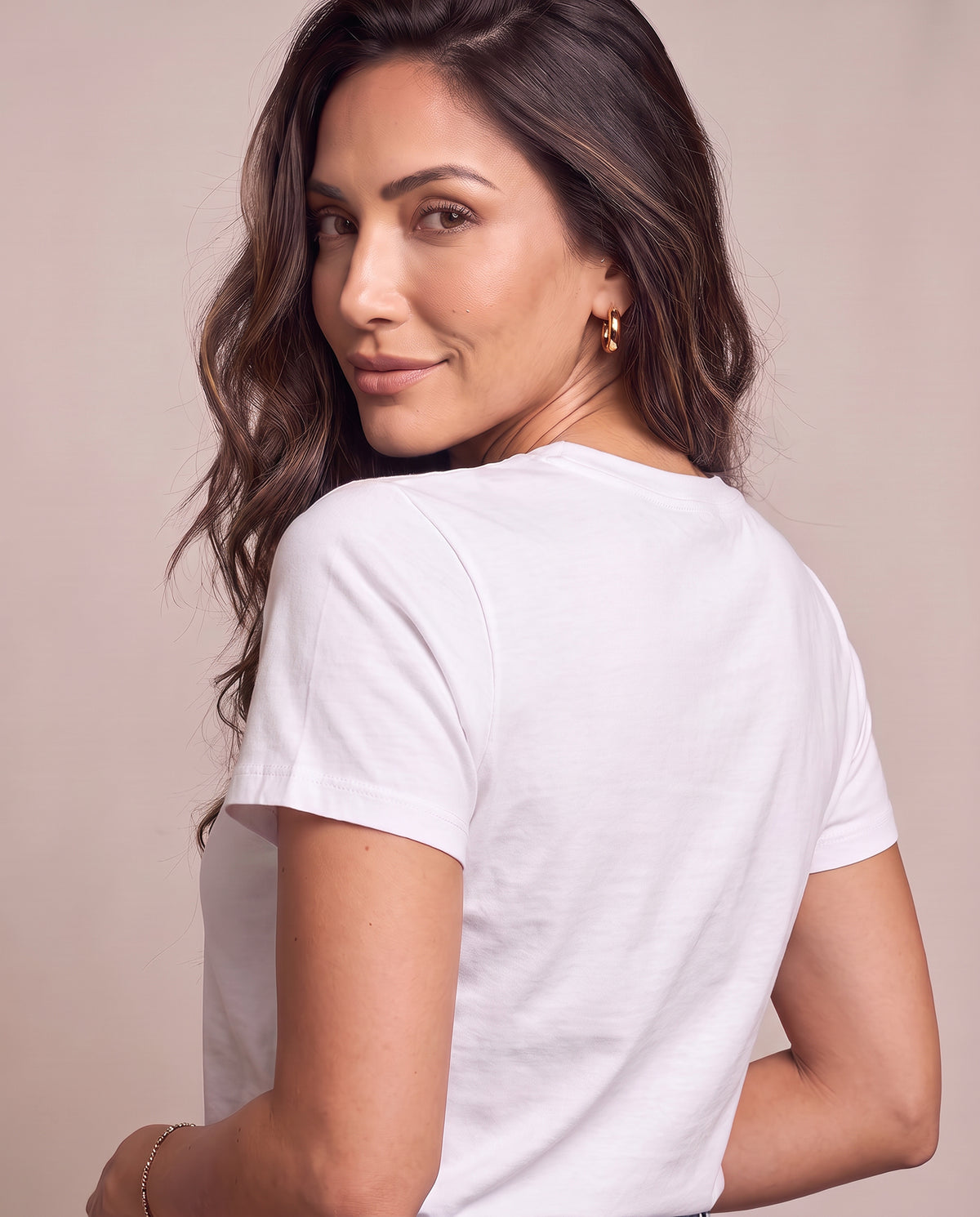 [axio-cor:branco] Camiseta Básica Essencial Feminina AXIO branca - vista traseira