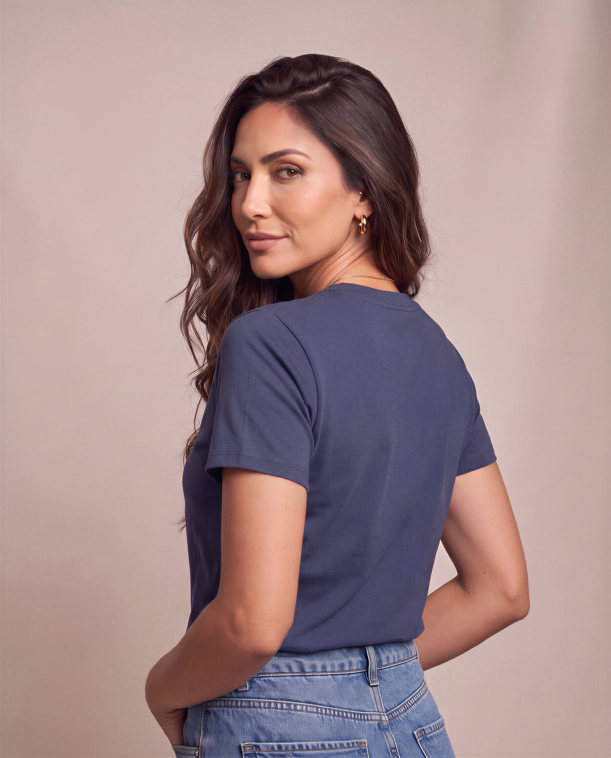 [axio-cor:azul-marinho] Camiseta Básica Essencial Feminina AXIO azul marinho - vista traseira