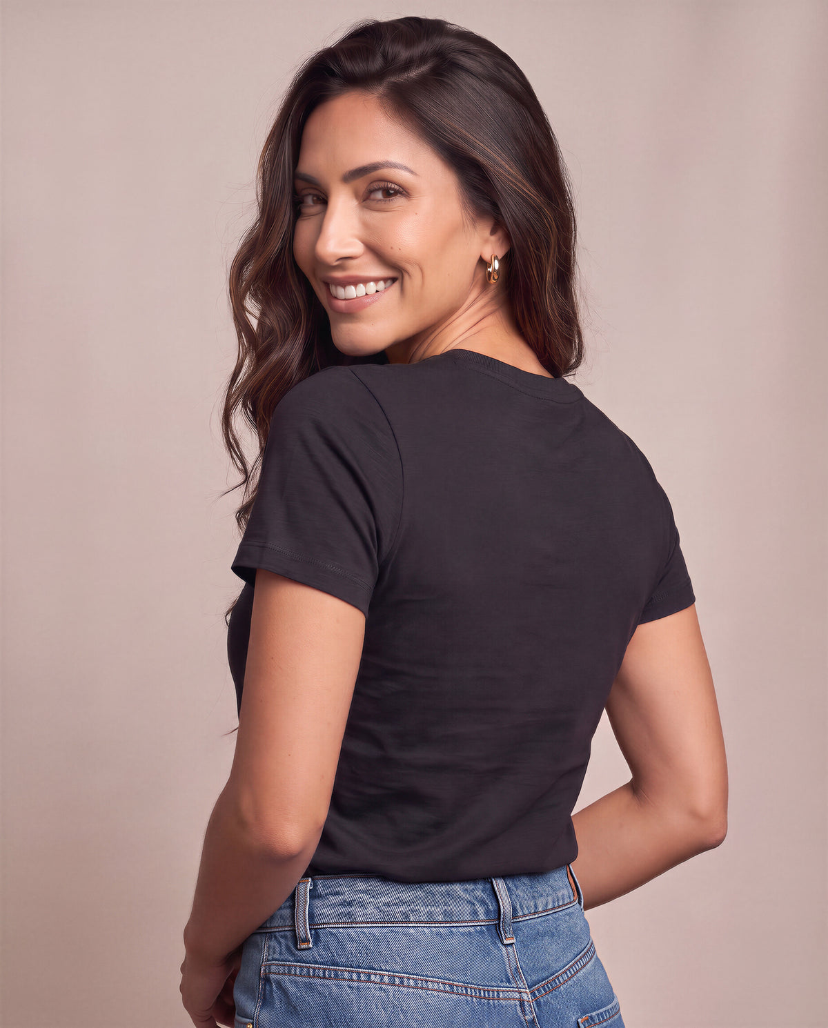 [axio-cor:preto] Camiseta Básica Essencial Feminina AXIO preta - vista traseira