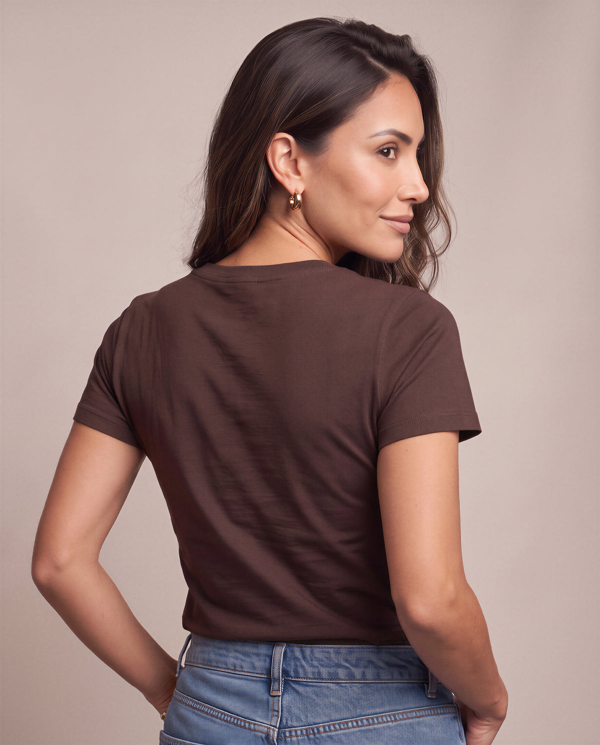 [axio-cor:marrom] Camiseta Básica Essencial Feminina AXIO marrom - vista traseira