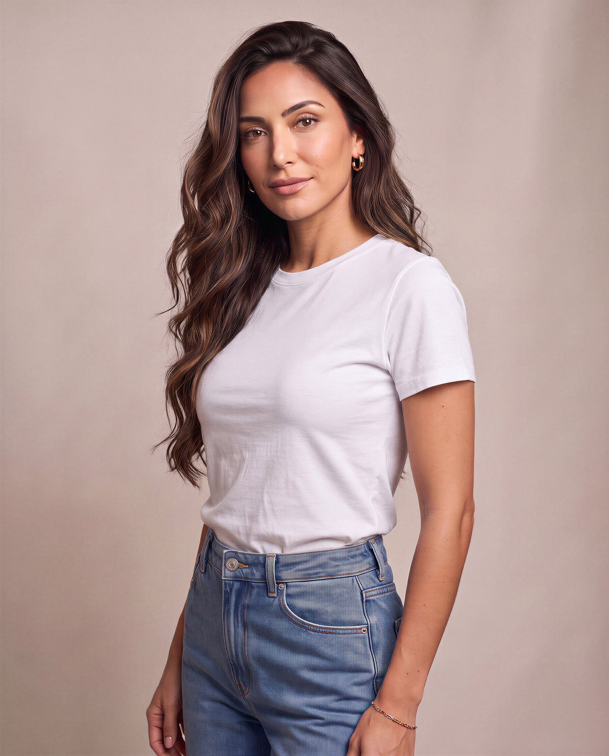 [axio-cor:branco] Camiseta Básica Essencial Feminina AXIO branca - vista frontal lateral
