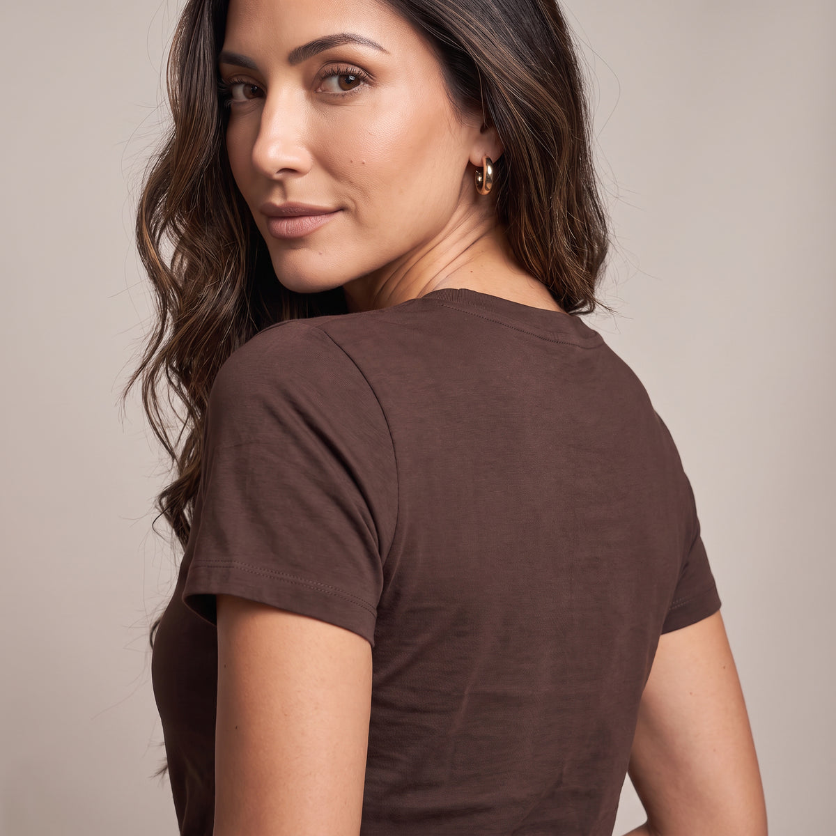 [axio-cor:marrom] Camiseta Básica Essencial Feminina AXIO marrom - vista traseira lateral close